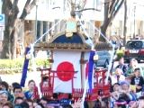 神輿を国旗で包む睦。07.02.11.