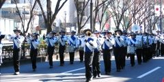 凛々しく行進する大学ブラスバンド。07.02.11.