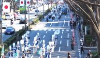 表参道ヒルズ前を行進のブラスバンド。07.02.11.