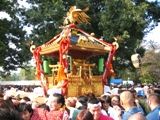 笑顔でも気合を入れる担ぎ手たち。06.11.05.