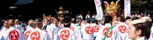 神宮境内の天祖神社の印半纏男衆と凛々しきお嬢さん。07.02.11.
