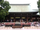 邦楽奉納舞台を据付けた明治神宮社殿。06.11.02.