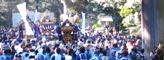 玉砂利の南参道の大鳥居から社殿に向かう神輿。
大鳥居の大檜は日本にはなく初代に続き台湾産の檜で二代目昭和50年竣工。07.02.11.