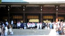 社殿前で参拝の各同好会の役員代表。07.02.11.
