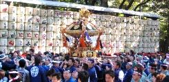 奉納樽酒前を巡行です。神輿とお酒、いいですね。07.02.11.