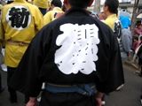 何も加えない印半纏も凛々しい担ぎ手。07.04.01.