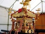 品川神社鳥居脇の町内神輿。06.06.04.