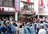 横担ぎに氏子達の慣れた担ぎ手。06.06.04.