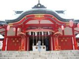 花園神社の朱色の社殿。06.05.26.