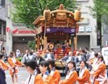男達の担ぎ手のなか乙女達のが曳く囃子山車。06.05.28.