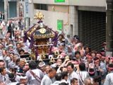 威勢のいい新宿壱丁目神輿。06.05.28.
