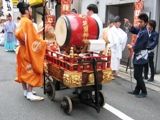 先導する鉄棒と太鼓。06.05.28.