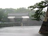 梅雨あめに煙る内堀と西下門。06.06.09.