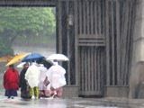皇居に参内する宮司達。06.06.09.