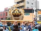 森下交差点のど真ん中での回転で観衆の大歓声。06.08.12.