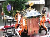 残念、担がれず車に乗った御鳳輦。06.08.12.