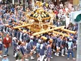 息の合った担ぎ手達の路地への進入。06.08.12.