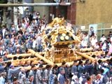 宮神輿お神酒所向けて気合が入る。06.08.12.