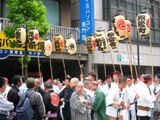 神輿の受渡しを待つ氏子連。06.05.14.