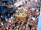 神田佐久間町を大神輿が渡御。06.05.14.