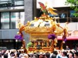 佐久間通りを行く大神輿。06.05.14.