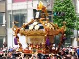 房の揺れを止めない担ぎ手達。06.05.14.