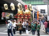 信号を止める先頭の高張り提灯と獅子頭山車。06.05.14.