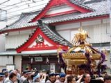 銭湯「梅の湯」前を巡行の蔵前中央神輿。06.06.04.