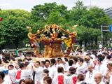 皇居内堀通りの入母屋造の大神輿。06.05.14.