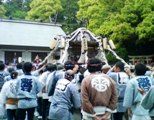 本殿前で気勢をあげる氏子たち。06.15.14.
