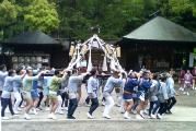 さあ出立だと威勢のよい担ぎ手たち。06.05.14.