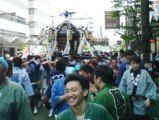 水戸市泉町を巡行する神輿。06.05.14.