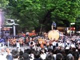 夕闇迫る中、大鳥居を出る先祓いの大太鼓。06.05.05.