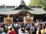 拝殿前の二之宮と三之宮神輿。06.05.06.