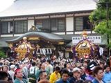 社務所前の四之宮と五之宮神輿。06.05.06.