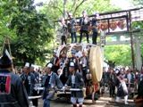 大鳥居を潜り抜け参道の先祓いの大太鼓。06.05.06.
