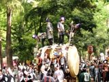 警固提灯の合図に叩き手が渾身の撥入れ。06.05.06.