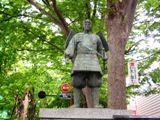 ケヤキ並木の中の源義家像。06.05.06.