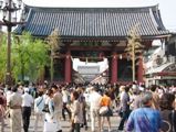 輿見客でごった返す浅草寺の雷門。06.05.21.