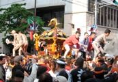 雷門中部神輿の神輿に跨る氏子連。06.05.21.