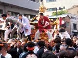 見事回転した雷門中部神輿。06.05.21.