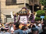 路地角に差し掛かる三之宮。06.05.21.