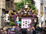 見物客を押し倒して前進。06.05.21.