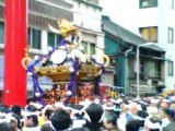 一の鳥居を潜る本社神輿。06.05.07.