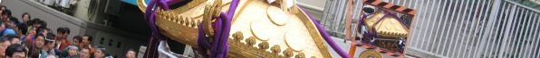 反射板が須賀神社の朱神輿を捉える。06.06.04.
