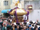 住宅路地角の反射板に映る神輿。06.06.04.