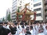 本社神輿の担ぎ上げ。06.05.28.