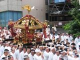 妻恋神社前の清水坂を渡御の本社神輿。06.05.28.