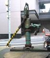 清水坂下の井戸ポンプは現役です。06.05.28.