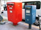 四条烏丸交差点の速達ポストは旧式二口ポストと並ぶ。05.05.14.